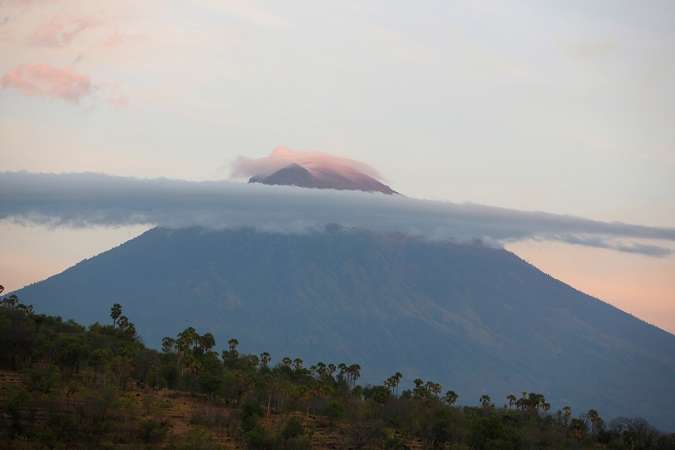 На Балі прокинувся вулкан. МЗС попереджає українців про небезпеку на острові 