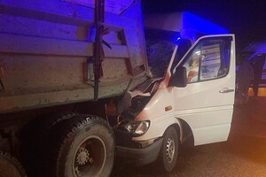 На Київщині маршрутка з пасажирами врізалася у вантажівку: є травмовані 