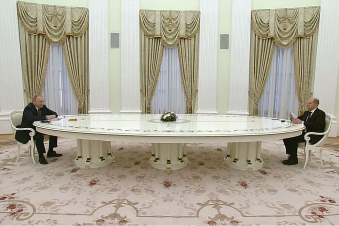 Шольц стверджує, що востаннє особисто спілкувався з Путіним за цим довгим столом у 2022 році