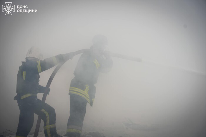 Рятувальники ліквідовують наслідки ракетного удару по Одещині (фото, відео) 