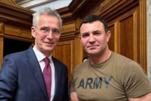 Нардеп Тищенко показав фото з генсеком НАТО у незвичній футболці