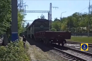 Окупанти запустили перший потяг залізницею, яку будують у Приазов’ї (відео)