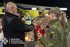 Благодатний вогонь прибув до України (фото)
