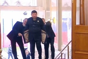 Кадиров, який приїхав вітати Путіна, не зміг без сторонньої допомоги зняти верхній одяг (відео)