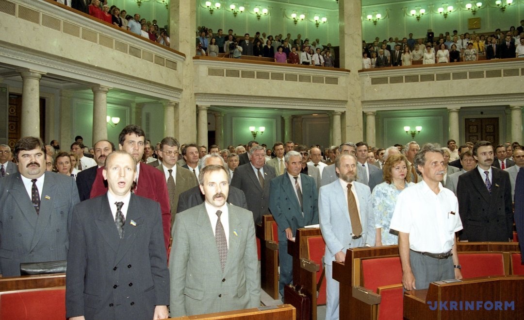 Іван Заєць під час ухвалення Конституції. Другий зліва. Фото: Укрінформу