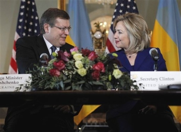 У 2010 році Хілларі Клінтон зустрічалась вже з Костянтином Грищенком (фото: still4hill.com)